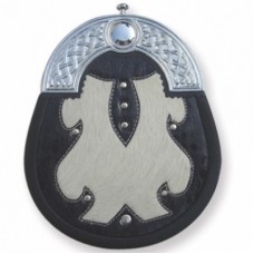 Leather fashion sporran with cantle chain straps included. The cantle is silver colored with a plat